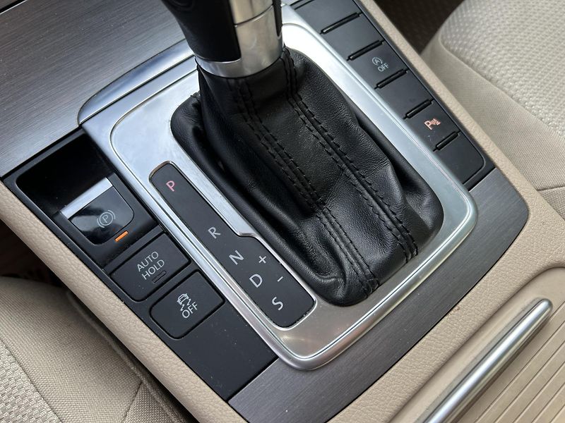 Volkswagen Passat 2.0 TDi 103 kW DSG BIXENON - fotka 15 z 19
