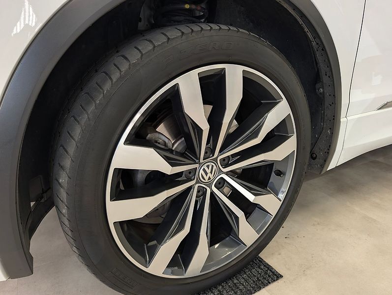 Volkswagen Tiguan 2.0 TDI 4X4 R-LINE - fotka 5 z 27
