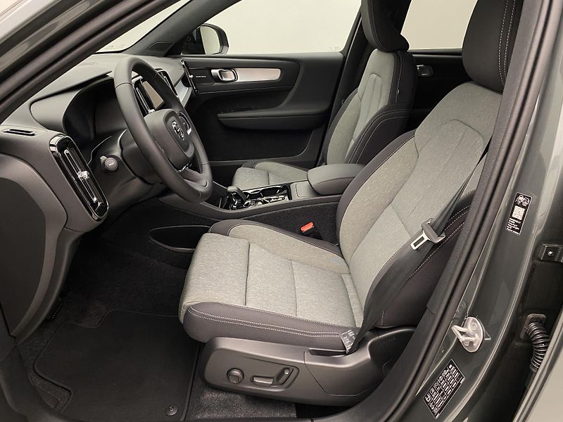 Volvo XC40 (2026) B4 AUT DARK PLUS - fotka 3 z 61