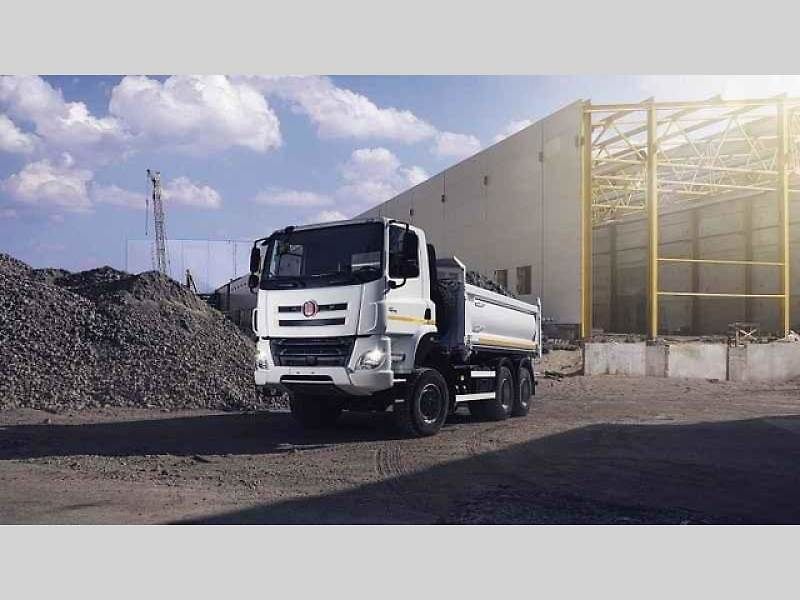 Tatra Force 8x8 – vozidlo pro přepravu potrubí.