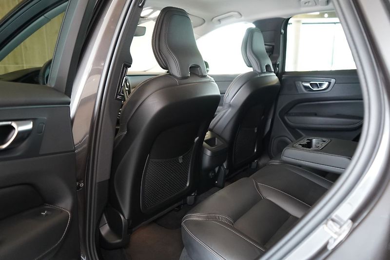 Volvo XC60 B5 AWD Plus Dark, Ventilace - fotka 43 z 46