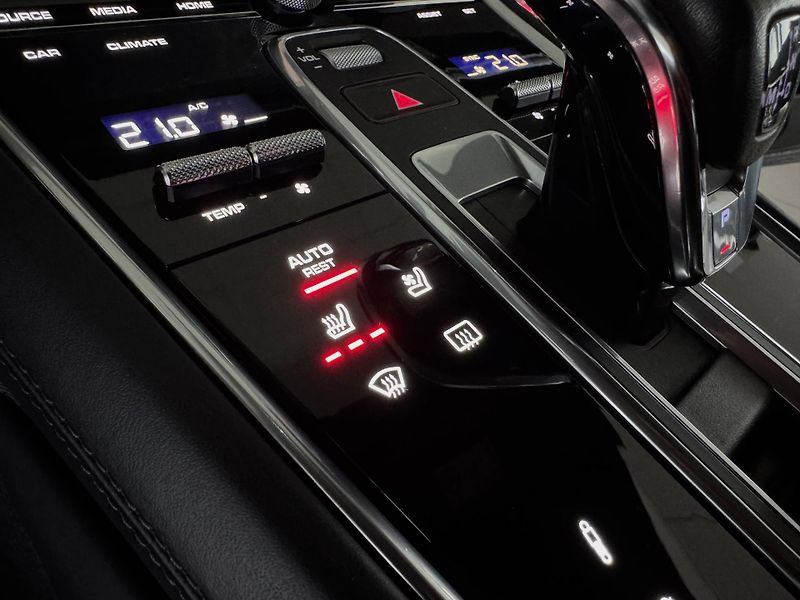 Porsche Panamera 4S 324kW*Chrono*Webasto*Panora - fotka 29 z 47