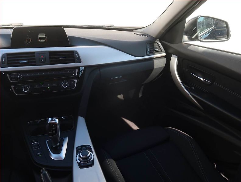 BMW Řada 3 (2017) 320 d xDrive, 4X4, Automat - fotka 8 z 20