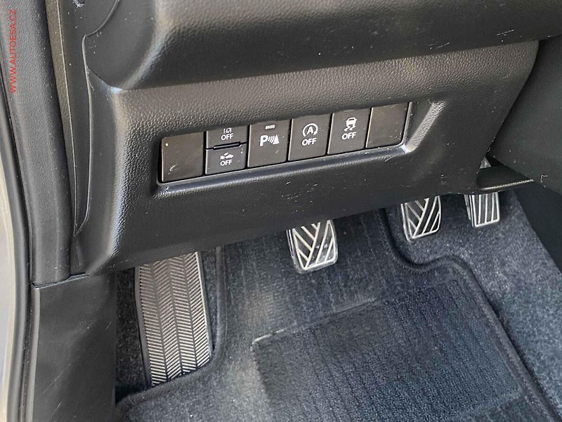 Suzuki Swift (2022) 1.2i HYBRID, Navi, kamera - fotka 13 z 17