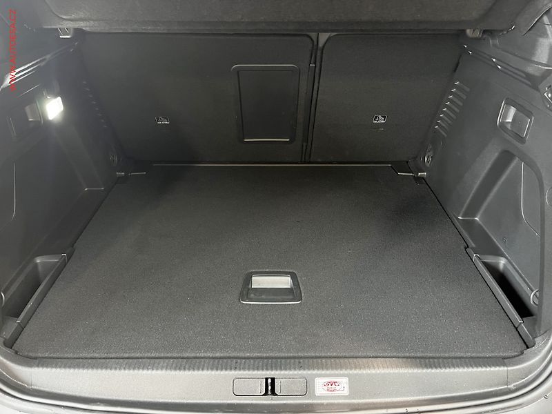 Peugeot 3008 (2022) 1.2 PT, 1.maj,ČR, Allure, AT - fotka 7 z 18