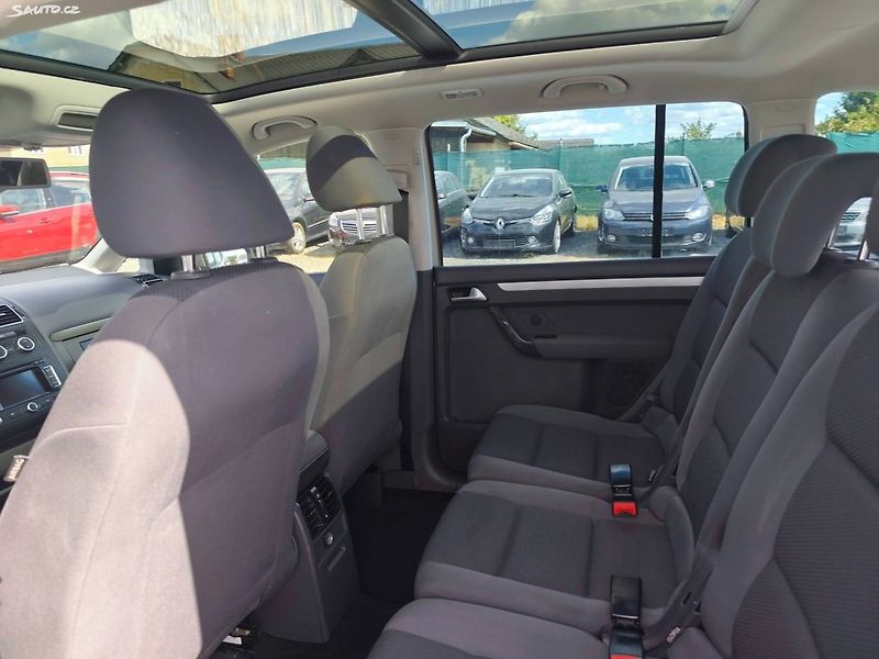 Volkswagen Touran (2014) - fotka 16 z 42