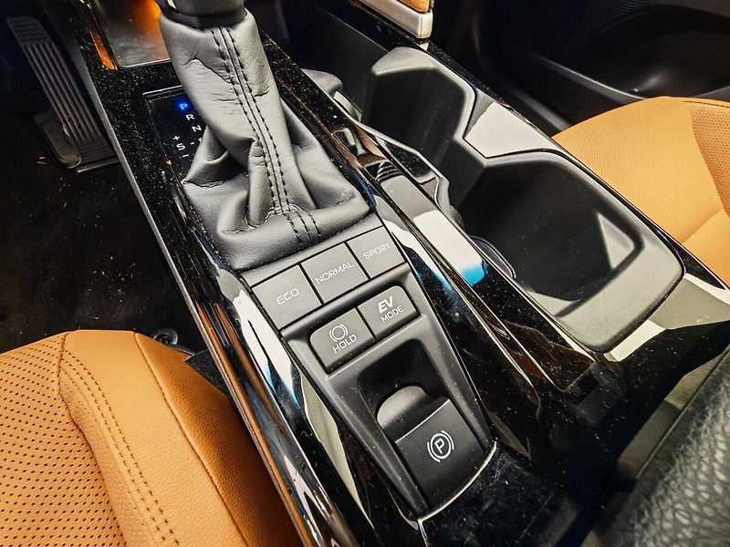 Toyota Camry 2.5 Hybrid Executive - fotka 36 z 39