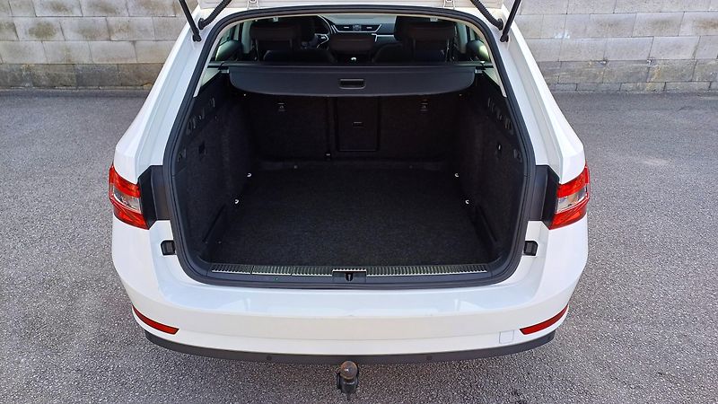 Škoda Superb Superb combi-1.maj-ČR-NEHAV-TZ - fotka 13 z 50