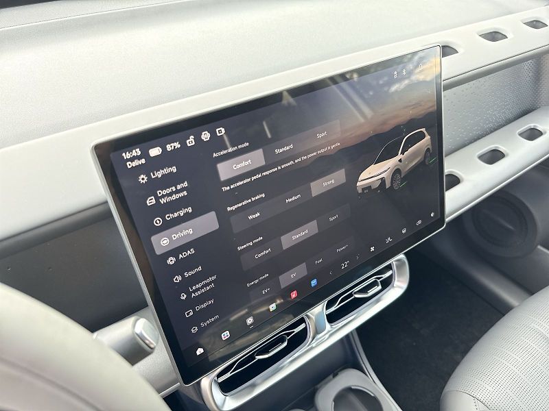 Leapmotor B10 (2026) DESIGN HYBRID EV 18,8 kWh - fotka 17 z 30