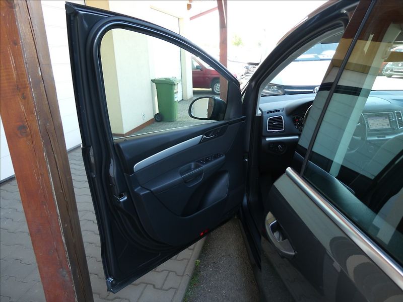 Volkswagen Sharan 2,0 TDi 110kW webasto, 2x kola - fotka 22 z 50