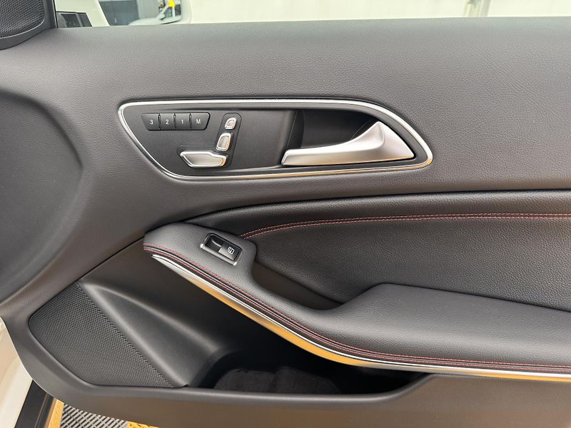 Mercedes-Benz GLA 220i*135kw*4x4*CZ*AMG - fotka 17 z 46