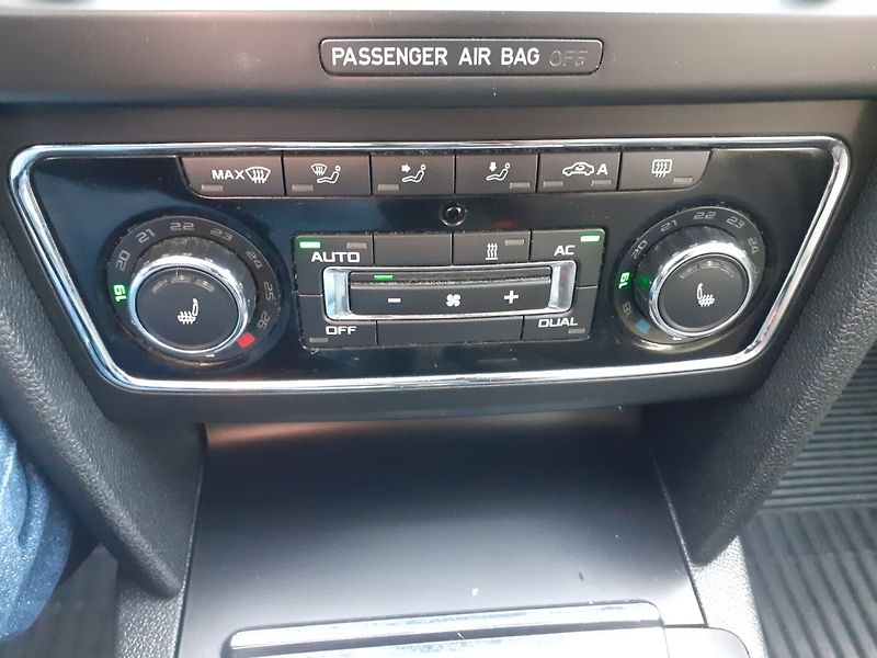 Škoda Superb (2011) 2.0 TDi Elegance - fotka 15 z 37