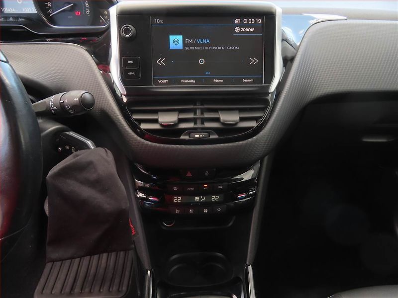 Peugeot 2008 (2017) 1.6 BlueHDi, Navi, Tempomat - fotka 12 z 20
