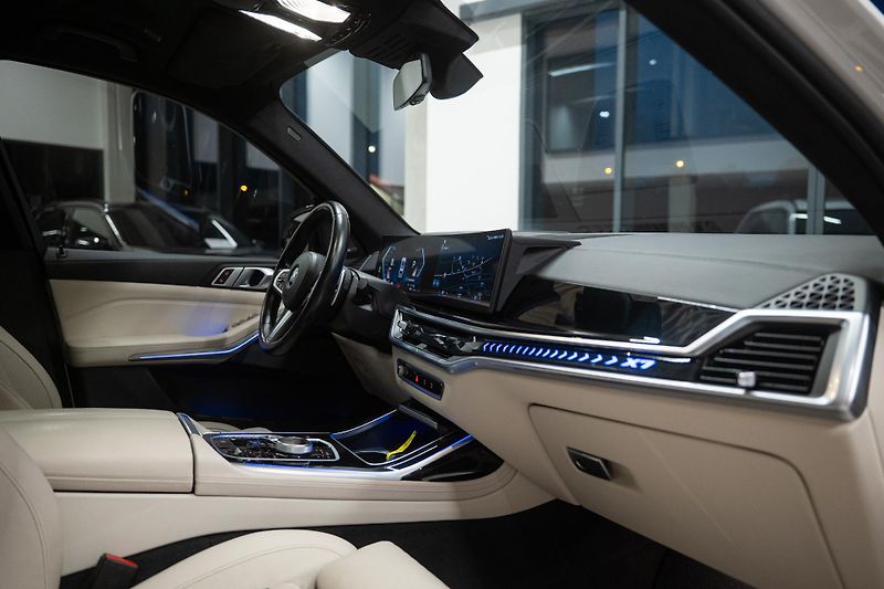 BMW X7 (2023) 40D 250KW M-SPORT MASÁŽE TAŽNÉ - fotka 19 z 49