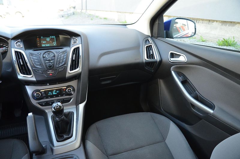 Ford Focus (2014) 1.0 EB 74kW TREND 2x kola - fotka 19 z 35