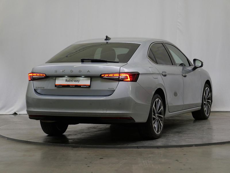 Škoda Superb - fotka 2 z 26