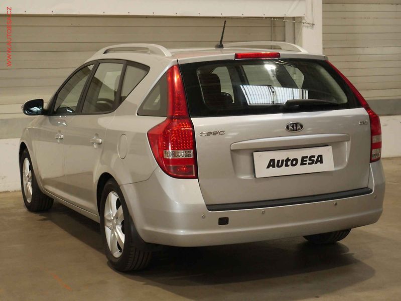Kia Ceed (2010) 1.6 CRDI, 2.maj,ČR, AC, temp. - fotka 4 z 18