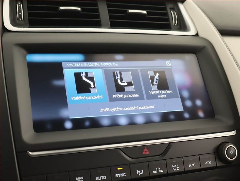 Jaguar E-Pace (2019) P300 AWD - fotka 25 z 26