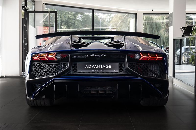 Lamborghini Aventador LP750-4 SV Roadster 1/599 - fotka 3 z 29
