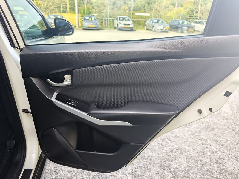 SsangYong Korando 2.0i Výhřev/1.Maj/NAVI - fotka 19 z 26