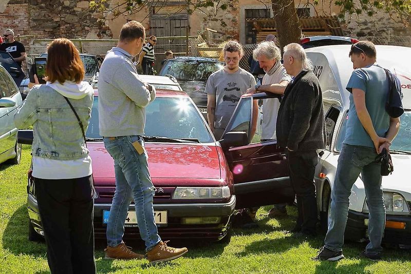 Jarní koulení - sraz automobilů a příznivců značky Citroën na zámku ve Svojšíně na Tachovsku.