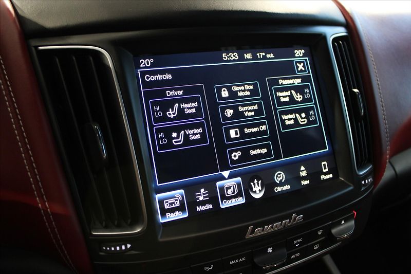 Maserati Levante SQ4 GranLusso ACC/Pano/B&W - fotka 26 z 37