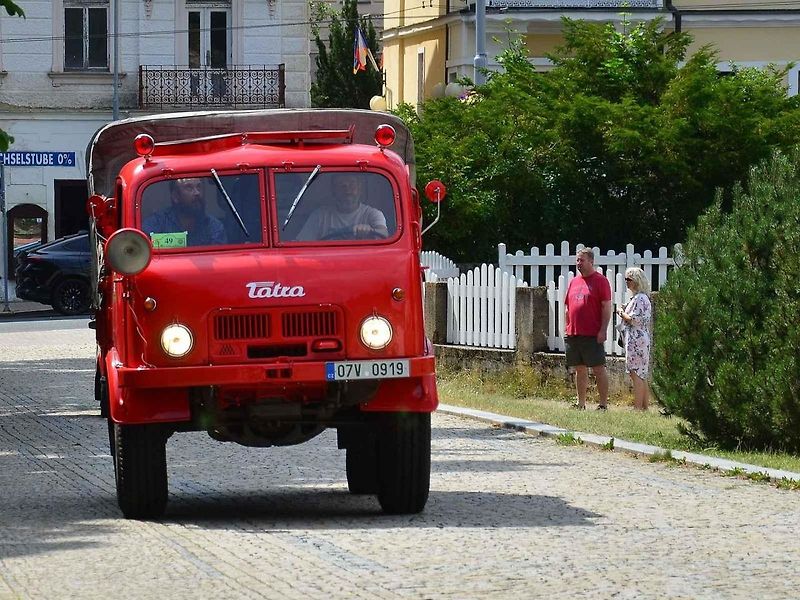 Přehlídka veteránů na Arnice v Mariánských Lázních. Sanitka Cadillac