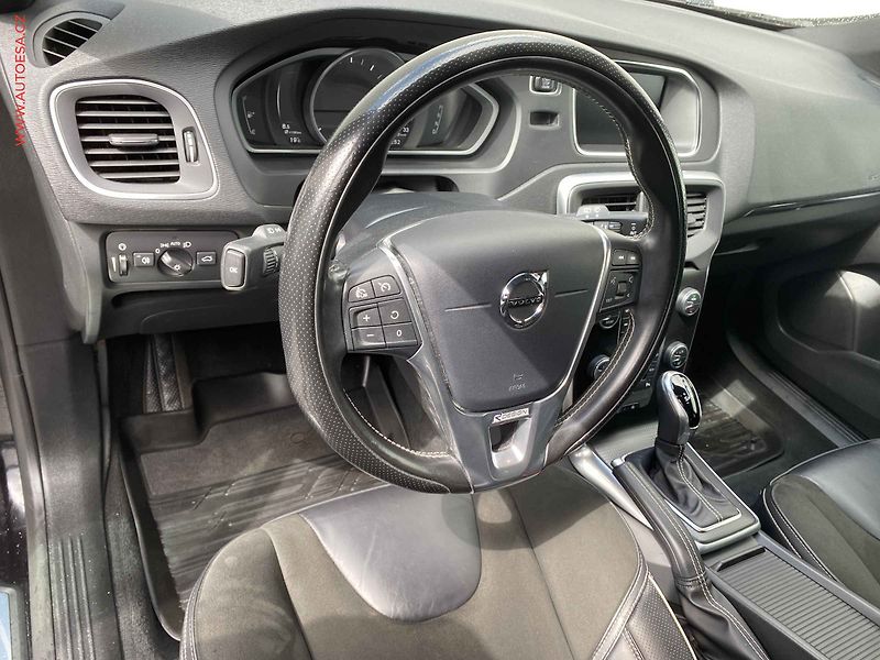 Volvo V40 (2018) 2.0i, AT, LED, kamera - fotka 12 z 18