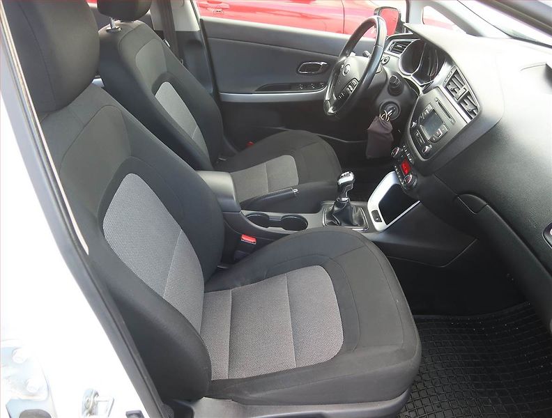 Kia Ceed (2018) 1.6 CRDi, Serv.kniha, Tempomat - fotka 9 z 17