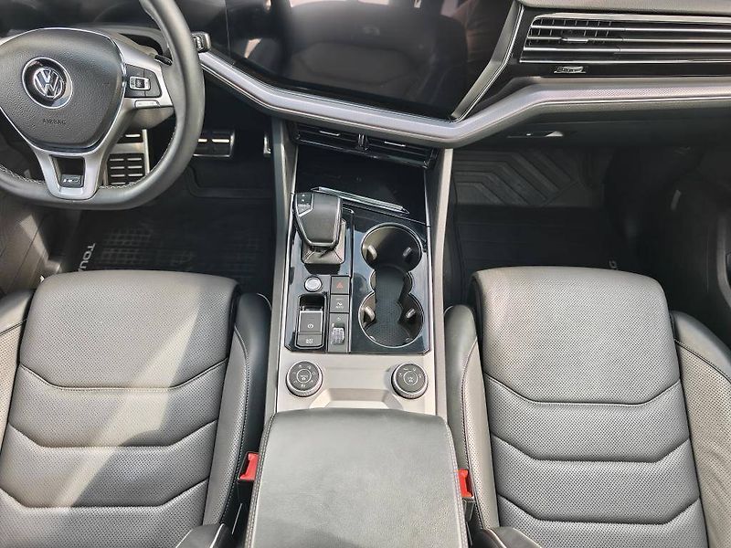 Volkswagen Touareg R-Line 8TT 4Motion 3,0TDI V6 - fotka 10 z 30