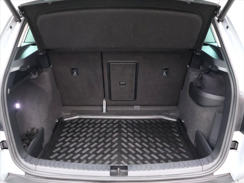 Škoda Karoq 1,6 TDI DSG Style Sport Navi - fotka 10 z 39