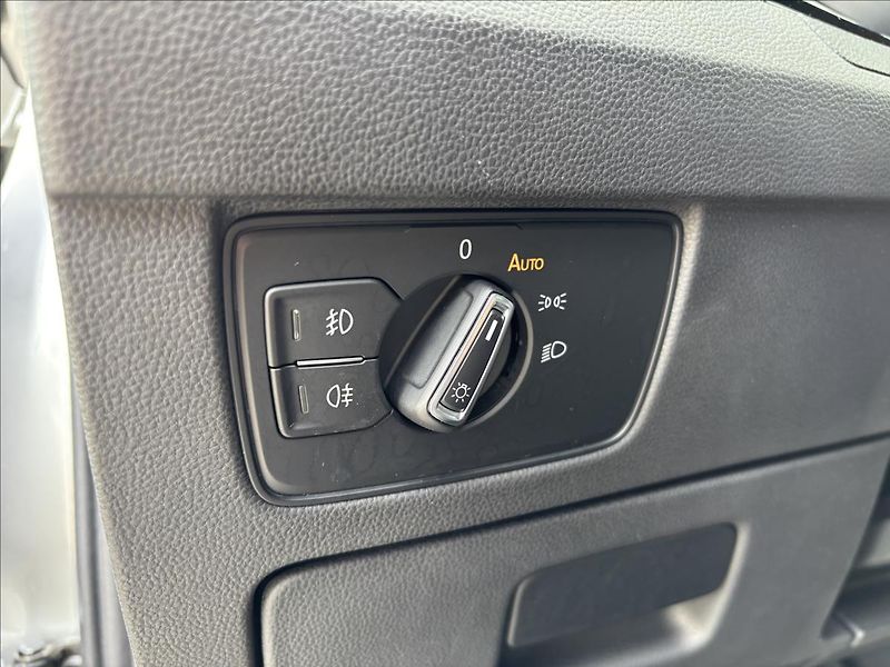 Volkswagen Passat 2,0 TDI R-Line 140kW - fotka 23 z 47
