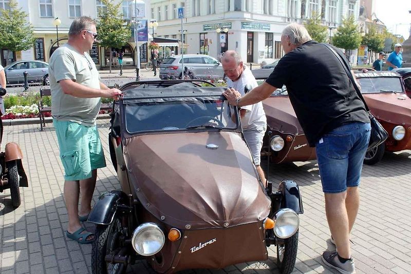 Přehlídka velorexů na poděbradském náměstí.