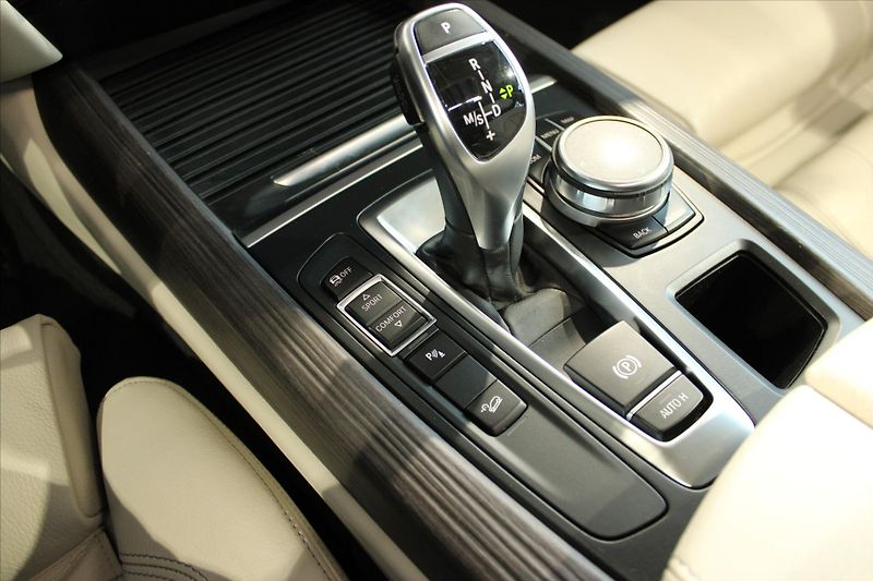 BMW X5 xDrive40d NezTop/HUD/Pano/AdLE - fotka 24 z 32