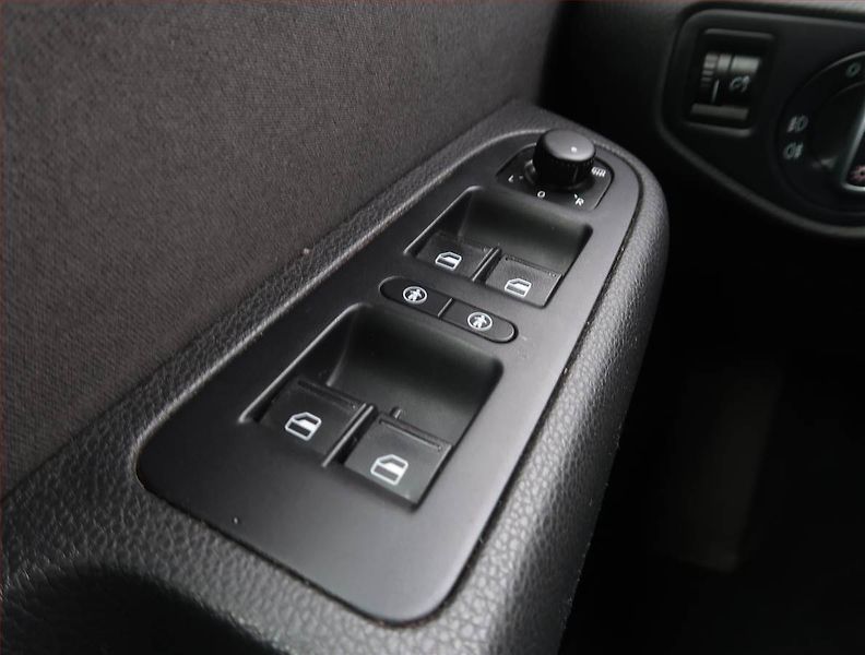 Volkswagen Sharan (2015) 2.0 TDI, 7 míst, Navi - fotka 24 z 28
