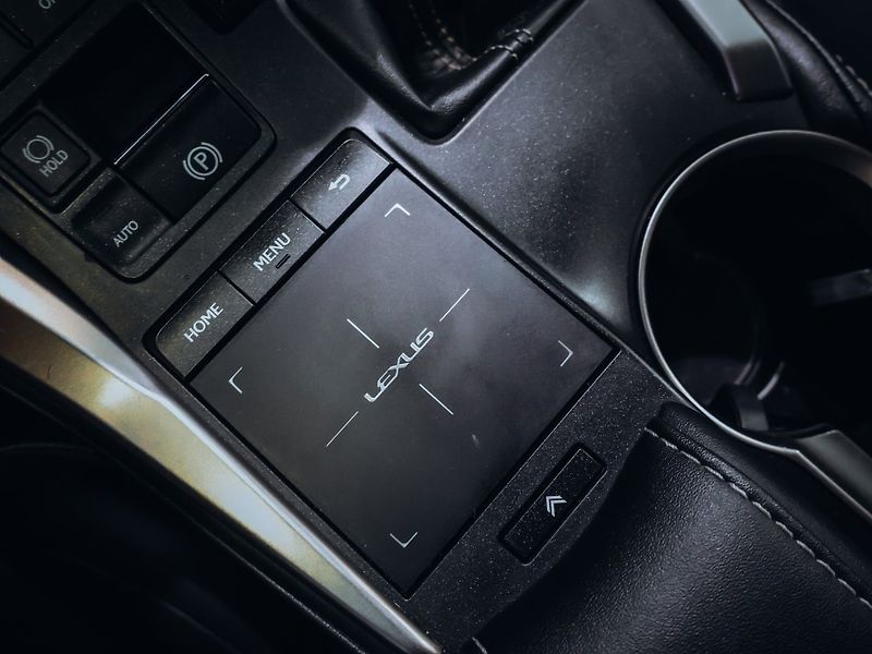 Lexus NX 300 H - fotka 16 z 28