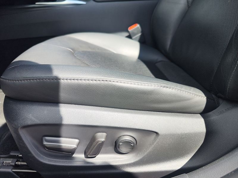 Toyota Camry 2.5 HEV/160kW Executive e-CVT - fotka 32 z 35