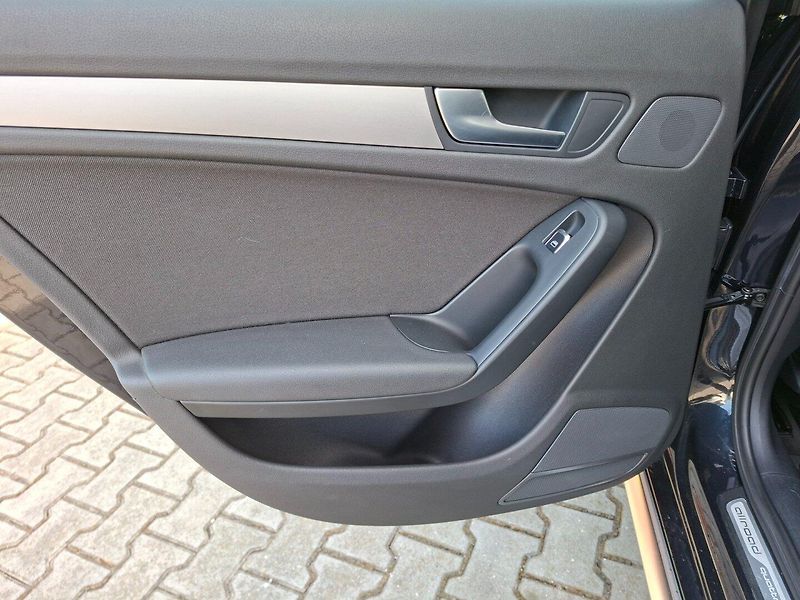 Audi A4 Allroad (2012) 2.0TDI 130kW MAN QUATTRO - fotka 31 z 43