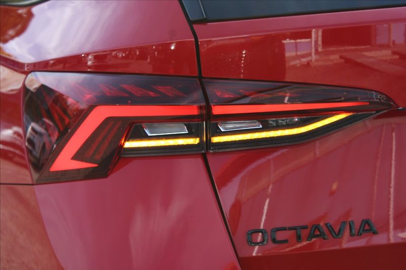 Škoda Octavia 2,0 TDI  RS,AUTOMAT,4x4,120LET - fotka 46 z 46
