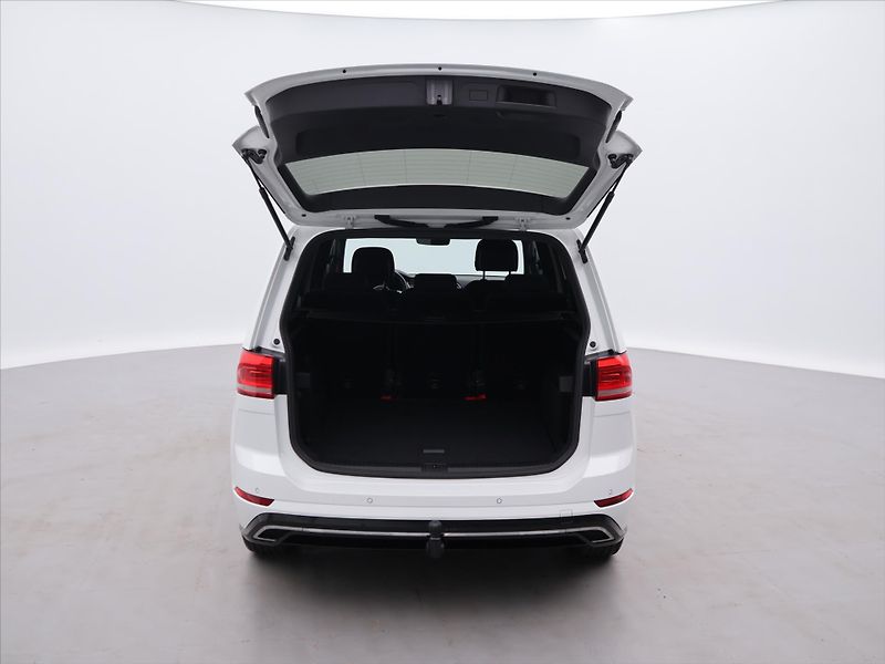 Volkswagen Touran 1,5 TSI 110kW DSG R-line DPH - fotka 9 z 29