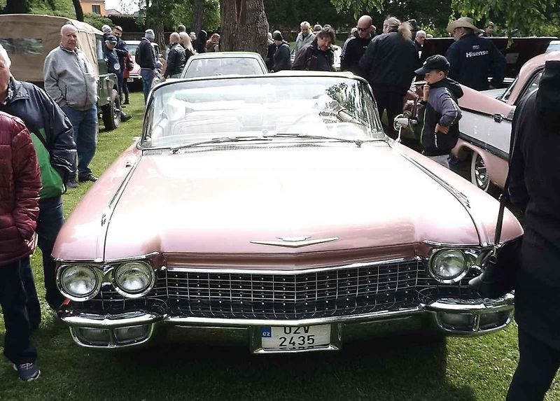 Habrovany cestovaly časem. Park zaplnily historické automobily i motorky.