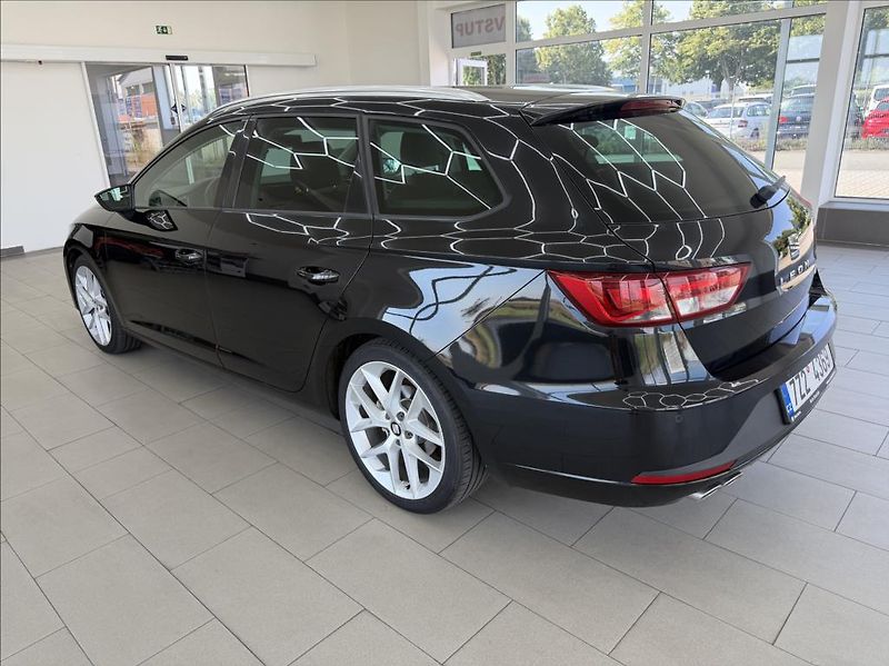 Seat Leon 2,0 TDi, FR-Line, DSG, Navi - fotka 5 z 34