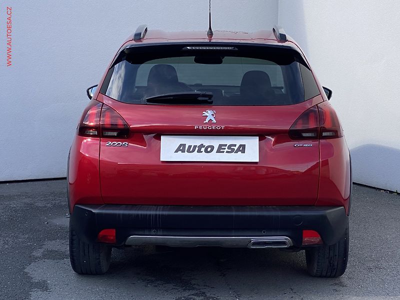 Peugeot 2008 (2018) 1.2 PT, GT Line, navi - fotka 5 z 17