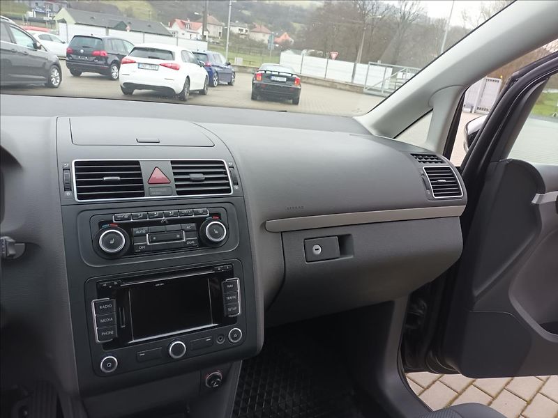 Volkswagen Touran 1,4 TSI,SERVIS,TAŽNÉ,VÝHŘEV - fotka 13 z 43