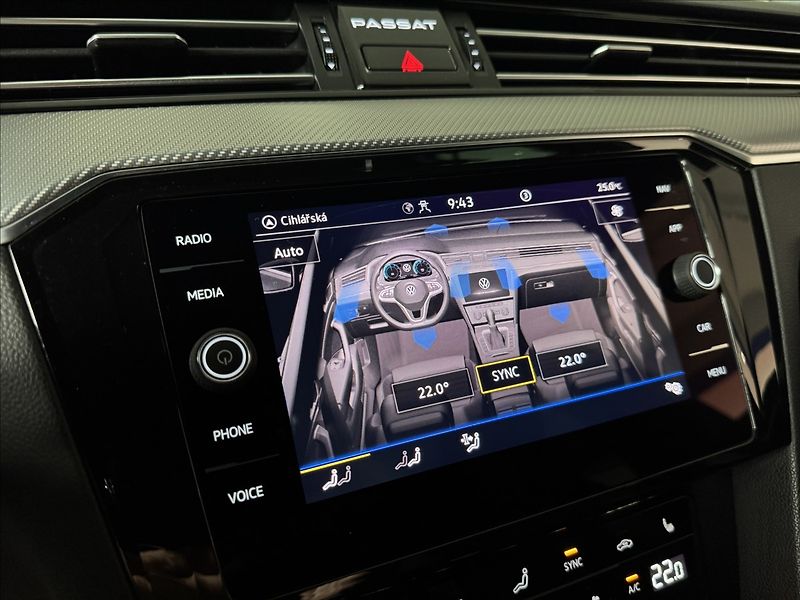 Volkswagen Passat 2,0 TDi  DSG R-Line LED Assist - fotka 37 z 44