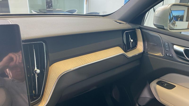 Volvo XC60 (2026) PLUS BRIGHT, B5 AWD, 184+10 kW - fotka 10 z 14