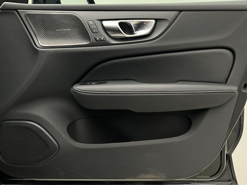 Volvo V60 B4 DARK PLUS AUT - fotka 45 z 45