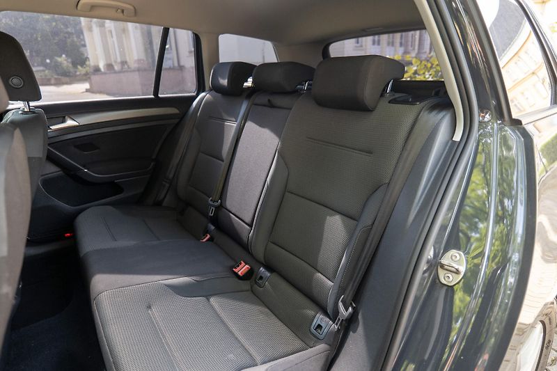 Volkswagen Golf 1.5 TSI DSG CarPlay ACC Senzor - fotka 14 z 31
