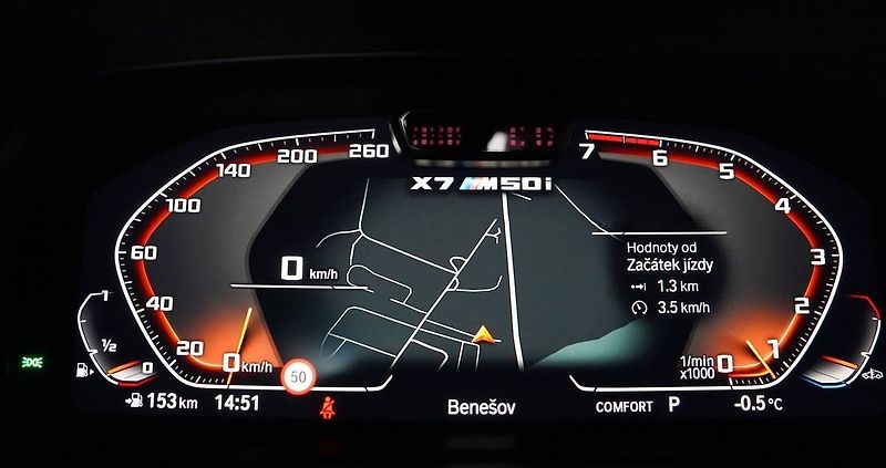 BMW X7 M50i xDrive/AT9/22/ČR/530 PS - fotka 39 z 49