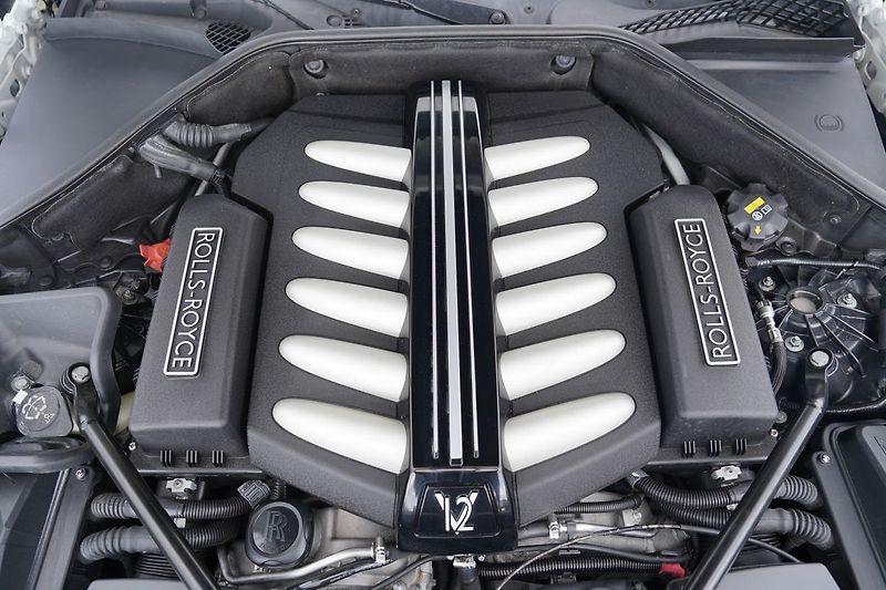 Rolls-Royce Ghost 6.75i V12  570 PS - fotka 9 z 45